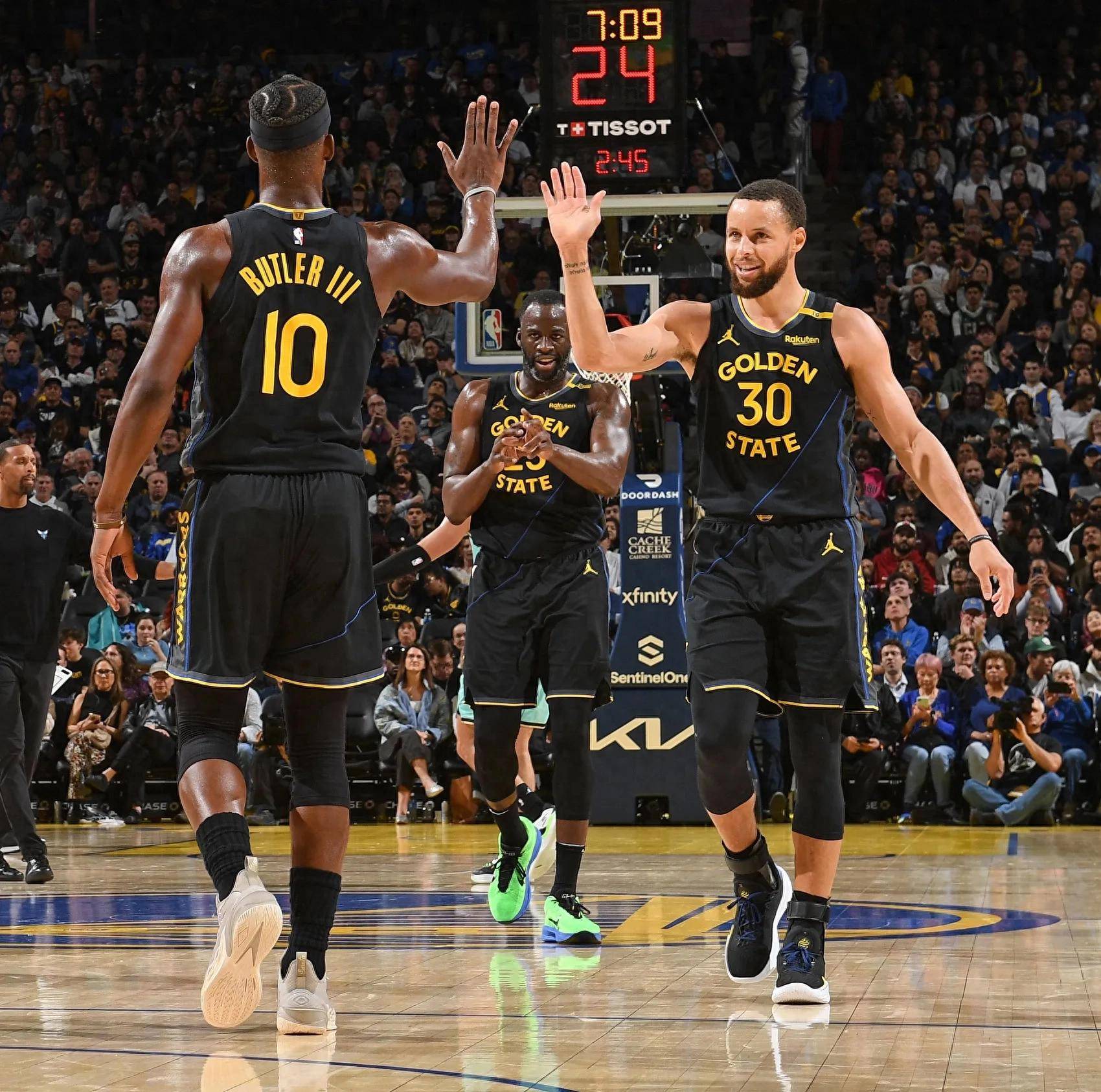 的灯光映照 的灯光映照